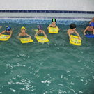 Уроците по плуване са любими за децата. Заниманията в басейна обогатяват тяхната двигателна култура и укрепват здравето им.